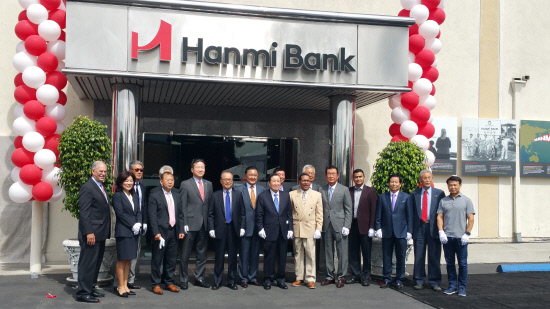 美國韓美銀行（Hanmi Bank）新H字母logo設(shè)計銀行-門頭設(shè)計效果