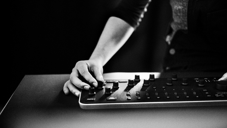 Loupedeck 圖片編輯控制網站平臺黑暗主題品牌logo設計VI形象設計