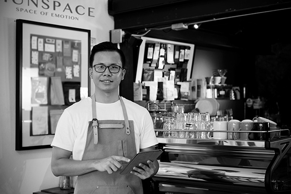 MUNSPACE咖啡（店）品牌形象設(shè)計(jì)logo設(shè)計(jì)，簡(jiǎn)約心形符號(hào)+字母M