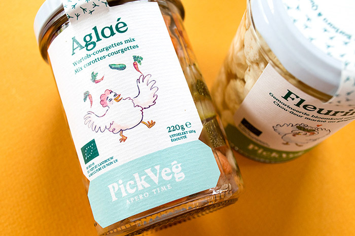 PickVeg 開胃咸菜泡菜休閑食品包裝設計，減輕生活壓力的小雞嘻哈插畫風格