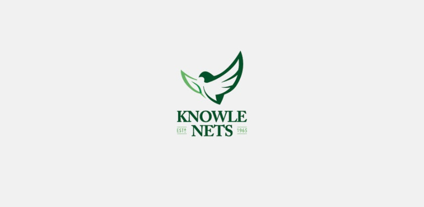 一只鳥的綠色輪廓與它的一個翅膀的葉子的logo設計