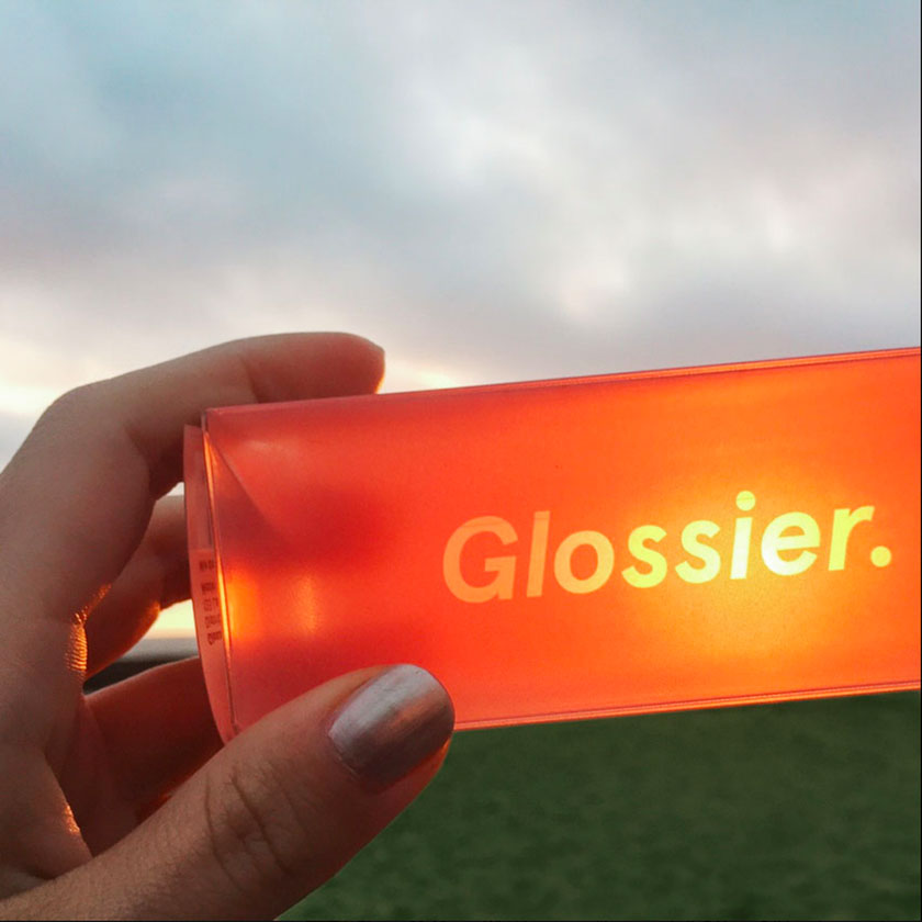 品牌形象：如何選擇圖像來代表您的企業-Glossier建立了一個強大的化妝品品牌