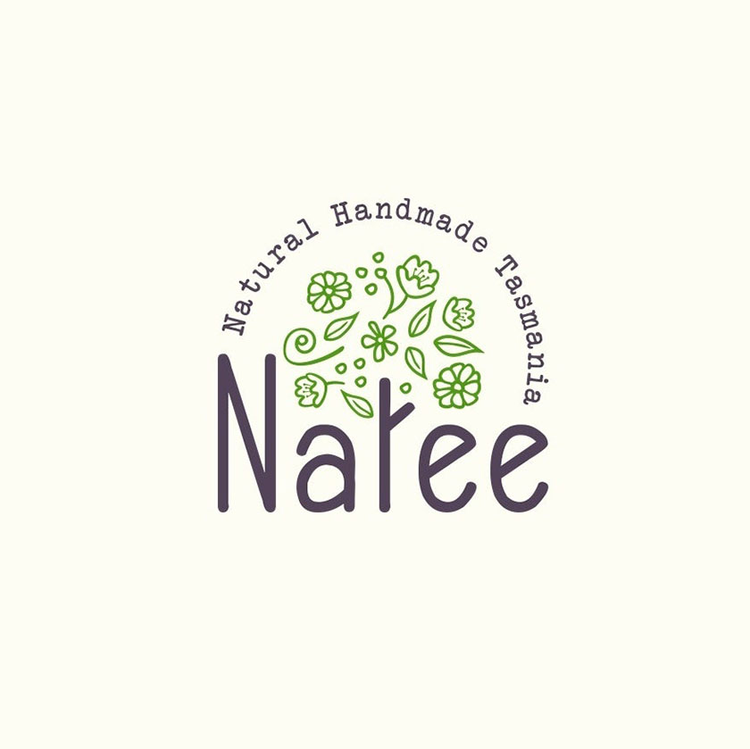 “Natee”中帶有字母“t”的圓形徽標(biāo)，圖示為樹干，綠色的葉子和花朵漂浮在它上面