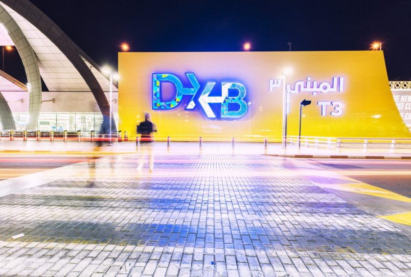 DXB迪拜機場X形箭頭logo設計與品牌形象設計，源自品牌理念“內在的驚喜”