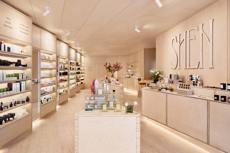 Shen美容化妝品零售店鋪空間設計，使用單一海樺木膠合板材質營造溫暖氛圍