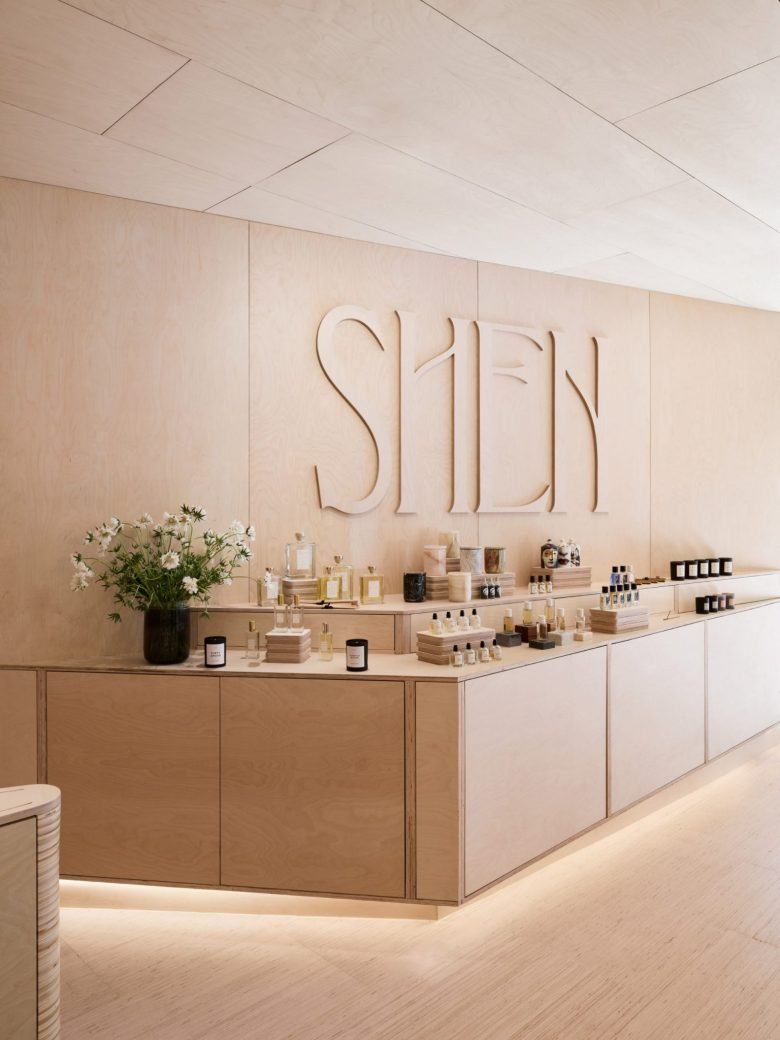 Shen美容化妝品零售店鋪空間設計，使用單一海樺木膠合板材質營造溫暖氛圍