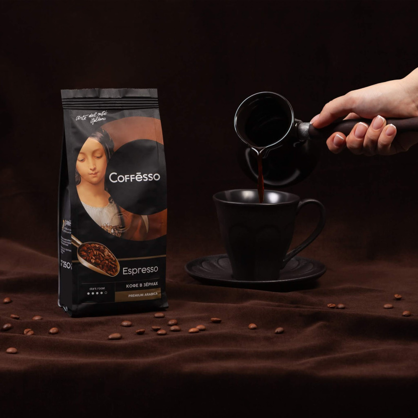Coffesso速溶咖啡包裝設計，用字母C切出意大利文藝復興女性插圖圖像