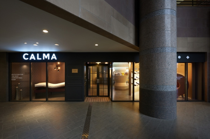 M4 CALMA床墊床上用品品牌體驗店鋪空間設(shè)計，整體黑暗色風(fēng)格