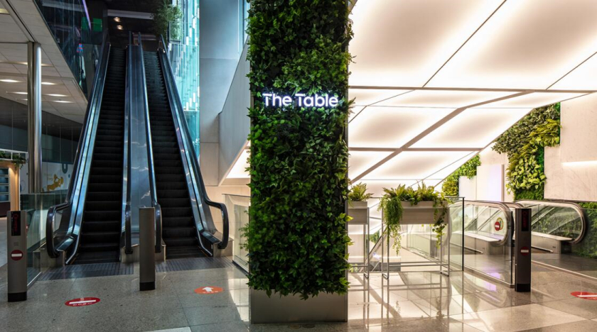 The Table 電信品牌vi視覺識別設計空間設計及導視，與桌子結(jié)合的長長的T型水平線元素