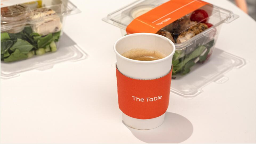The Table 電信品牌vi視覺識別設計空間設計及導視，與桌子結(jié)合的長長的T型水平線元素