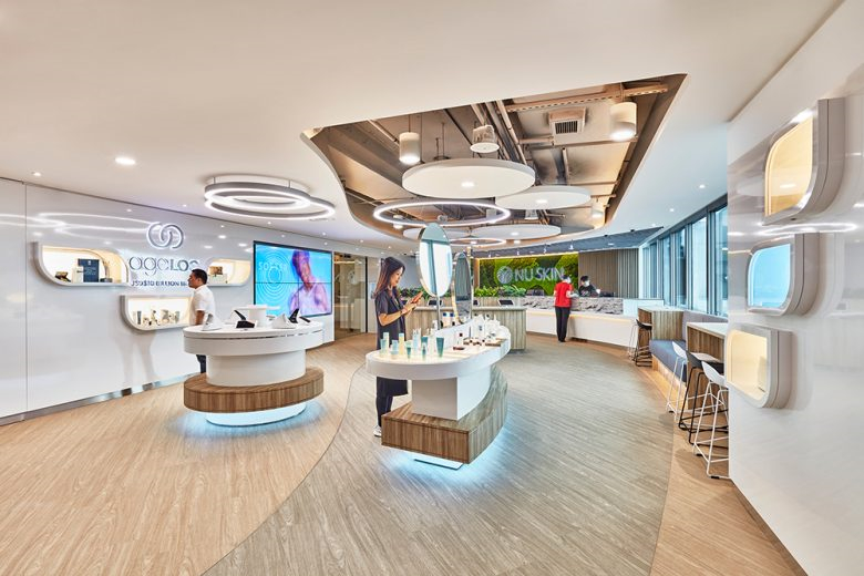 如新保健品新加坡體驗(yàn)中心展廳空間設(shè)計(jì)，以科技和互動(dòng)元素使品牌栩栩如生