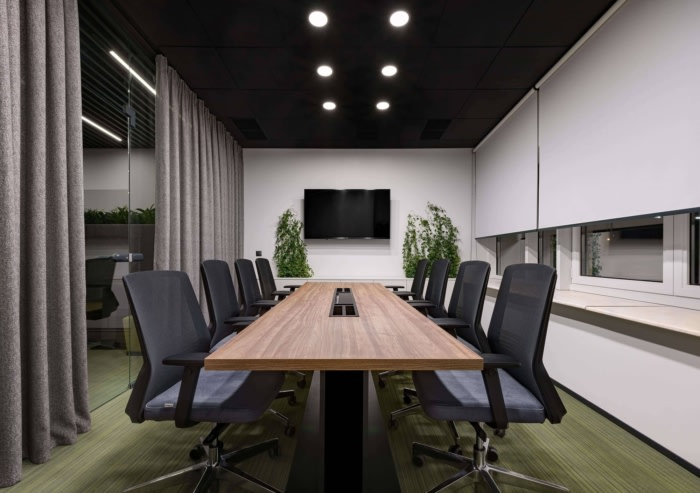 Privat 銀行辦公室空間設計，開放式空間設計分隔及充分的綠化