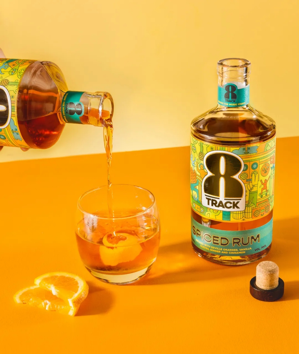 8TRACK香料朗姆酒品牌創(chuàng)建-logo設(shè)計(jì)包裝設(shè)計(jì)，結(jié)合音樂(lè)文化線條時(shí)尚插畫元素